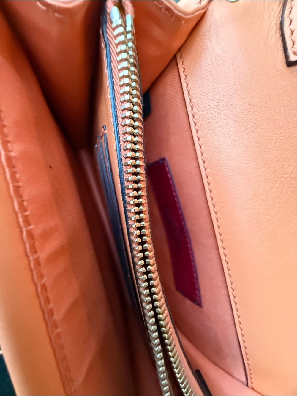 Authentic Valentino Garavani Rockstud Calfskin Chain Pouch. - Picture 5 of 5
